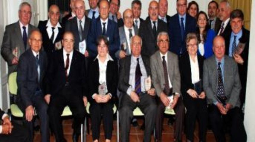 40-50 Yıllık Hekimlere Plaket