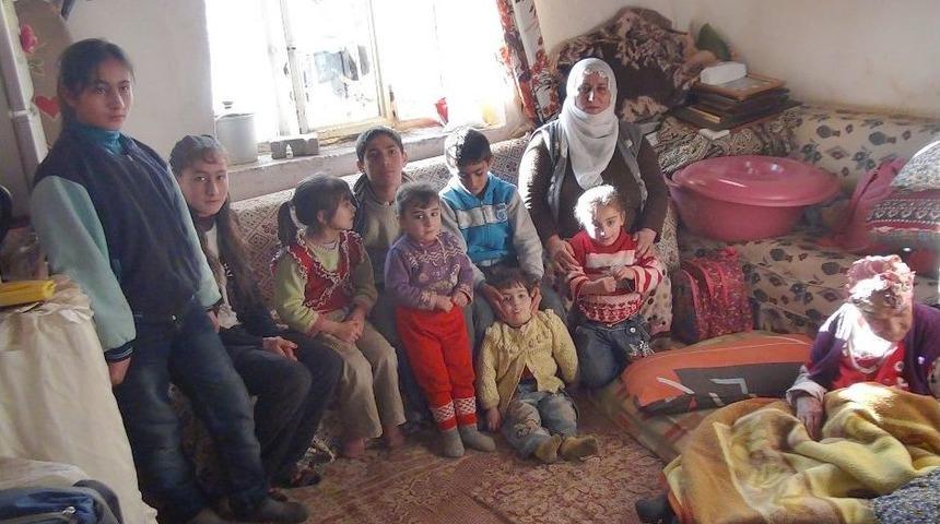 G&uuml;nc&uuml; Ailesi, 14 N&uuml;fusuyla Yıkılmak &Uuml;zere Olan Evde Yaşıyor