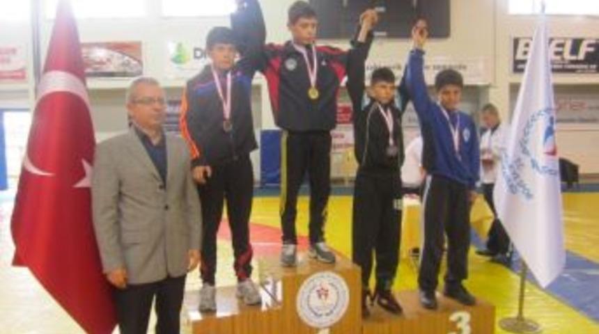 B&uuml;y&uuml;kşehirli 7 G&uuml;reş&ccedil;i Okul Şampiyonasında