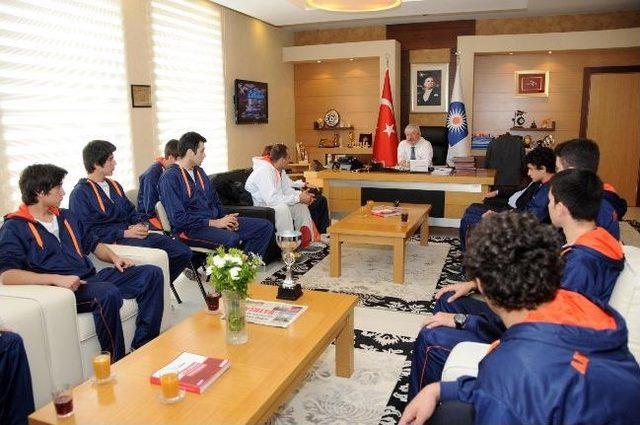 Başkan Akaydın Genç Basketçileri Kutladı 1