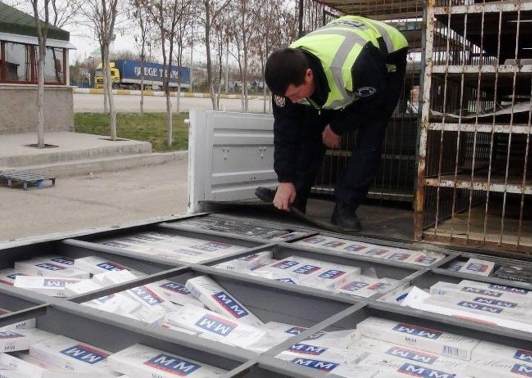 Tavuk Kafesleri Altından Ka&ccedil;ak Sigara &Ccedil;ıktı