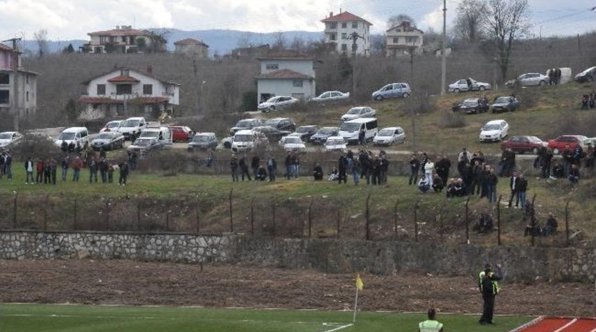 Ak&ccedil;akoca Şehir Stadında Eksiklikler Tamamlanıyor