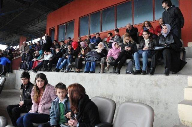 Akçakoca Şehir Stadında Eksiklikler Tamamlanıyor