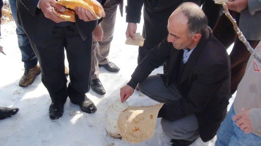 K&ouml;yl&uuml;ler Kazma K&uuml;rek Kuşandı, Kar Altında Peynir Arıyor