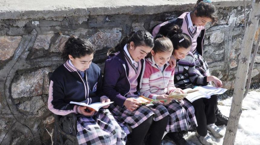 Muş Hask&ouml;y&rsquo;de YBO &Ouml;ğrencileri Ders Arası Ve Yemek Sırasında Dahi Kitap Okuyor