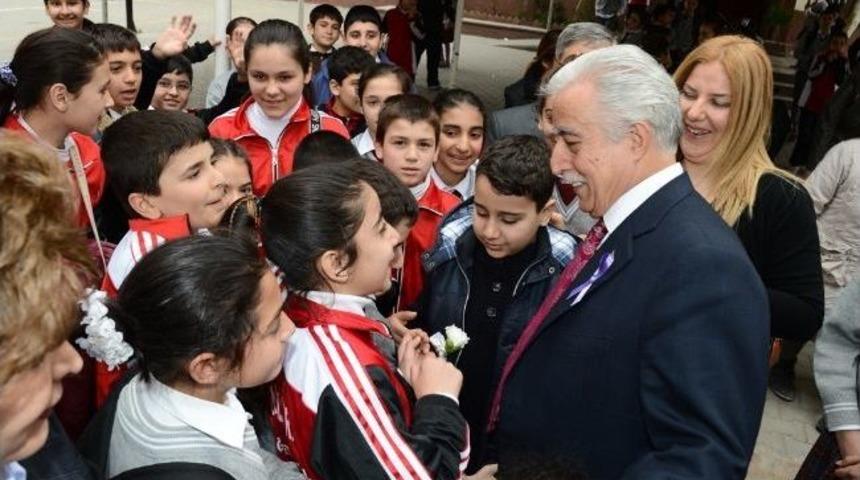 &Ouml;ğrencilerden Aldırmaz&rsquo;a Sevgi G&ouml;sterisi