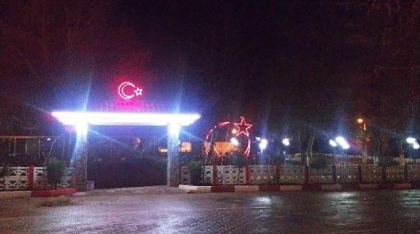 Derek&ouml;y Beldesine Işıklı Bayrak