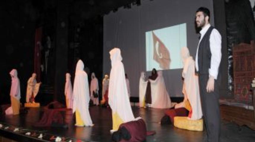 Mehmet Akif Ersoy'un Anlatıldığı G&ouml;steri Ayakta Alkışlandı