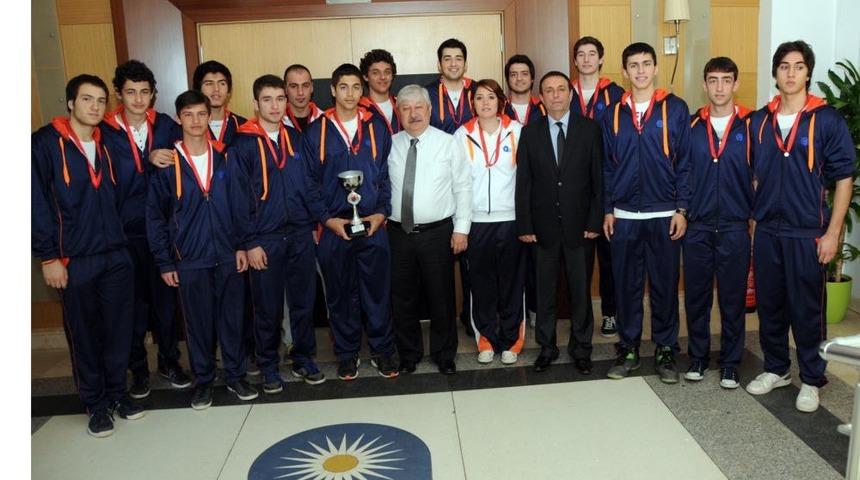 Akaydın, Il Birincisi Olan Basketbolculara Altın Hediye Etti