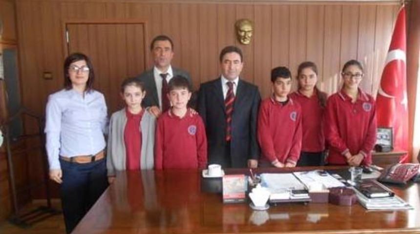 &Ouml;ğrenciler Kaymakam Nesim Babahanoğlmu&rsquo;nu Terletti