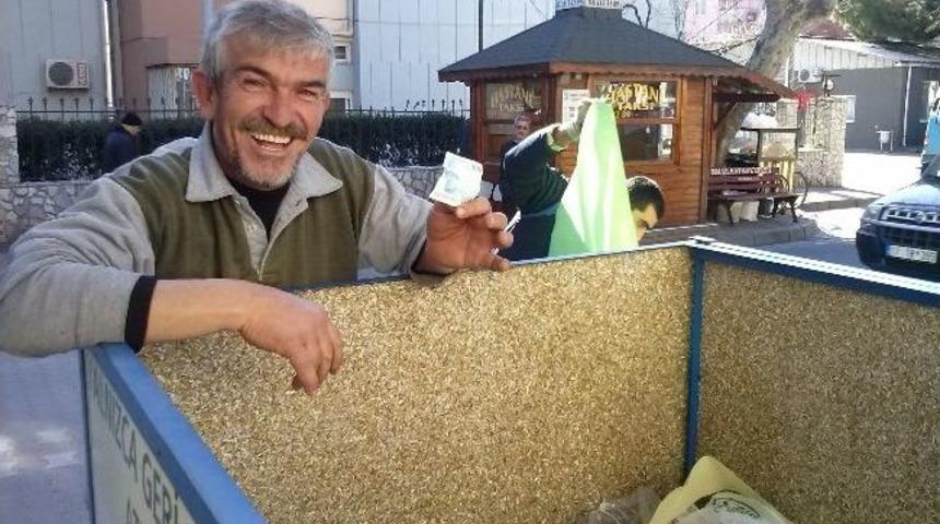 &Ccedil;&ouml;pte Para Bulan İş&ccedil;ilerin Sevin&ccedil;leri Kısa S&uuml;rd&uuml;