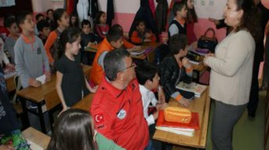 Minik Y&uuml;rekler Har&ccedil;lıklarını AKUT'a Bağışladı