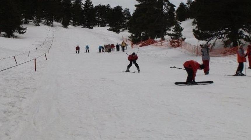 &Ouml;ğrenci Ve İl Genel Meclisi &Uuml;yelerine Kayak Eğitimi