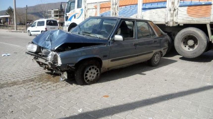 Otomobil Direğe &Ccedil;arptıktan Sonra Karşı Şeride Ge&ccedil;ti