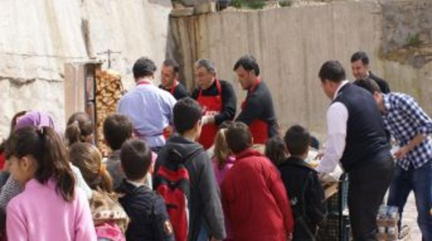 Kilisli Hayırsever Işadamları, Bin Suriyeli &Ouml;ğrenciye D&ouml;ner Dağıttı