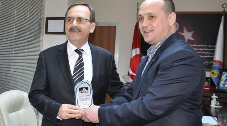 Hayvanseverlerden Başkan Şahin&rsquo;e Plaket