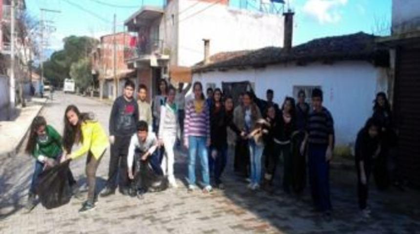 &Ouml;ğrenciler Sokakları Temizledi