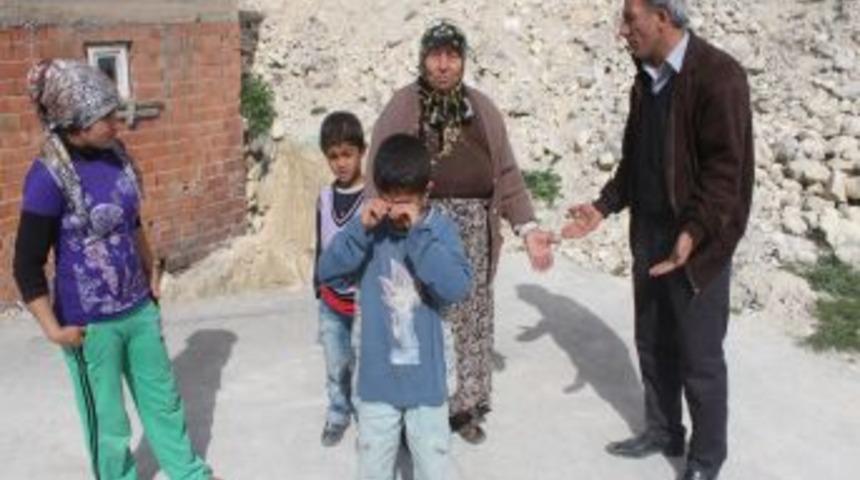 Kayaların D&uuml;şme Korkusu Ve Pis Suyun Kokusundan Evlerinde Oturamıyorlar