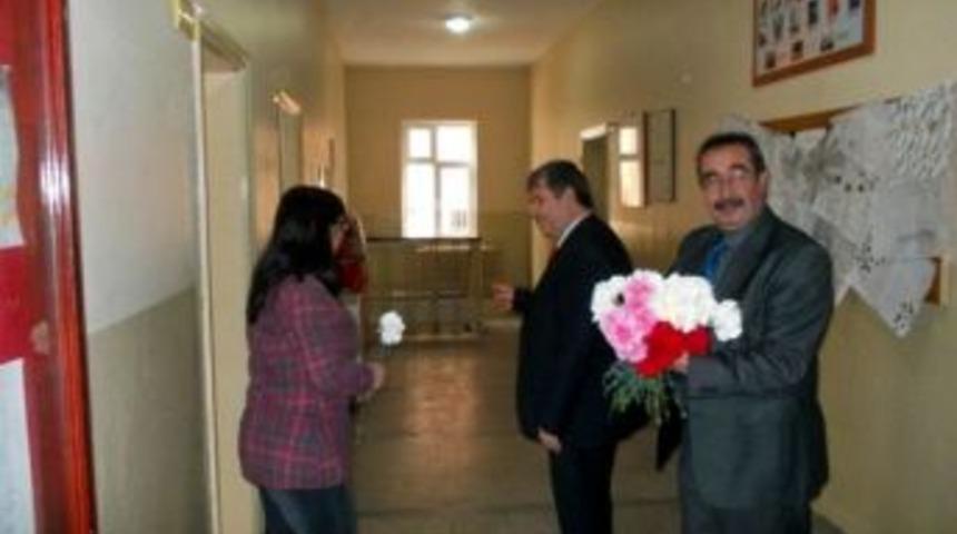 Milli Eğitim M&uuml;d&uuml;r&uuml;nden &Ouml;ğretmenlere Karanfil