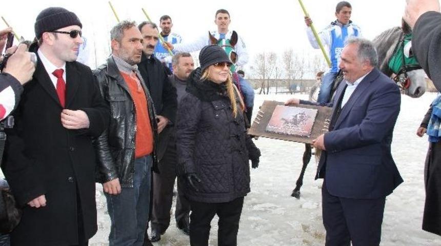 Cirit&rsquo;in Hanımağası Erzurum&rsquo;da At Bindi