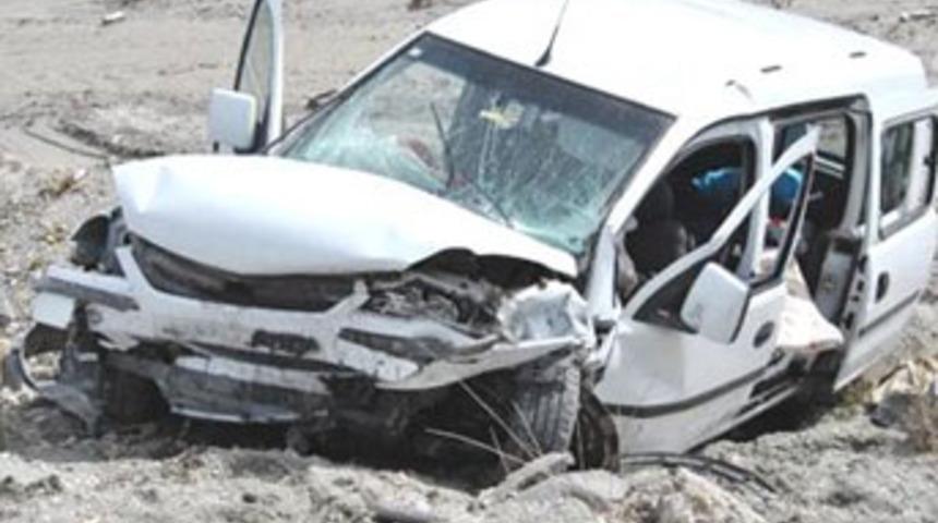 Afyonkarahisar'da kaza: 2 &ouml;l&uuml;, 2 yaralı