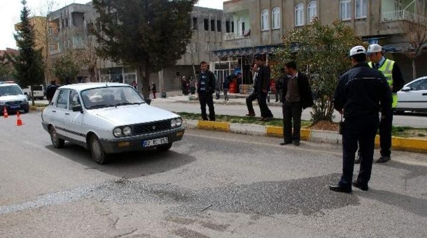 Otomobil K&uuml;&ccedil;&uuml;k &Ccedil;ocuğa &Ccedil;arptı