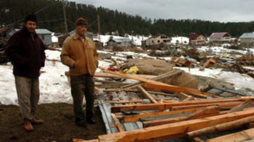 Hortum yayla evlerini yıktı