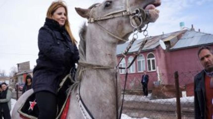 Erzurum'da Cirit Sporunun Hanım Ağası Da Oldu