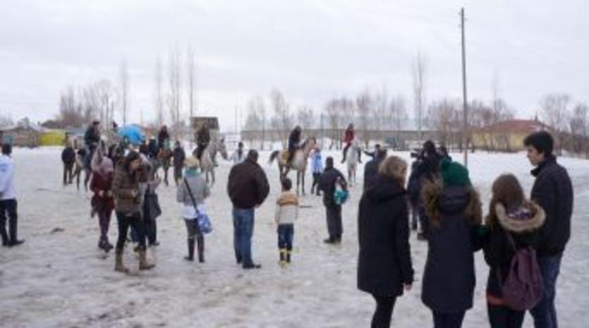 İstanbul'dan Erzurum'a Gelen &Ouml;ğrenciler, Cirit Sporuna Hayran Kaldı