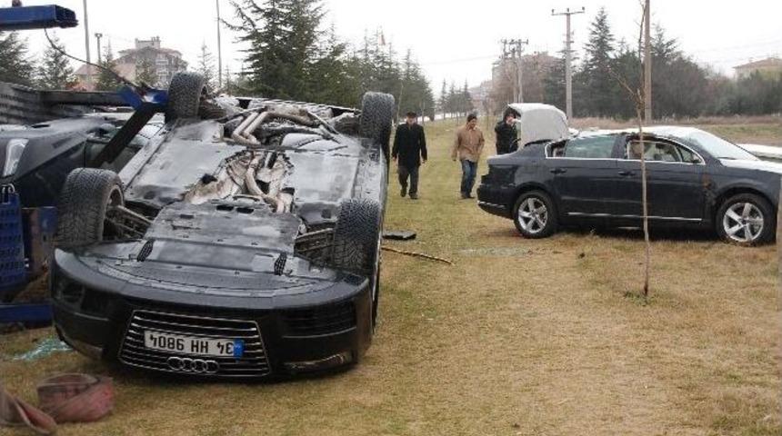 Otomobil Taşıyan Tır Devrildi