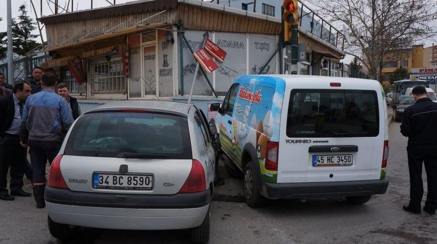 Kırmızı Işık Ihlali Yapan Kamyonet Liseli Kızı Yaraladı