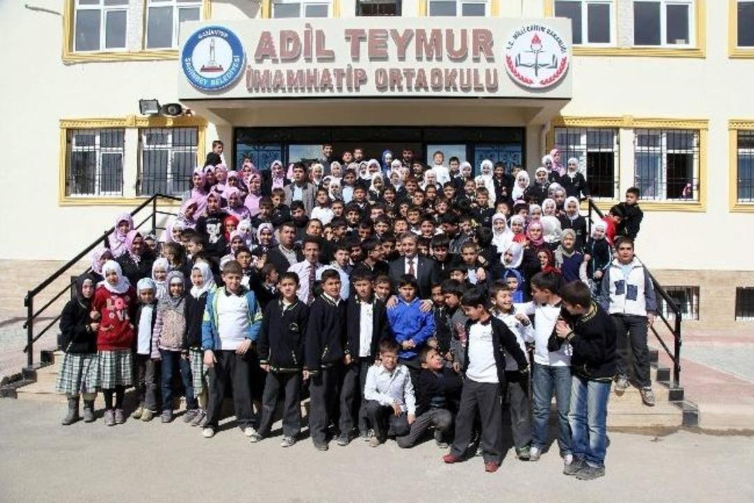 Şahinbey Belediyesi Kendi Yaptığı Okulda Temizlik Kampanyası Yaptı