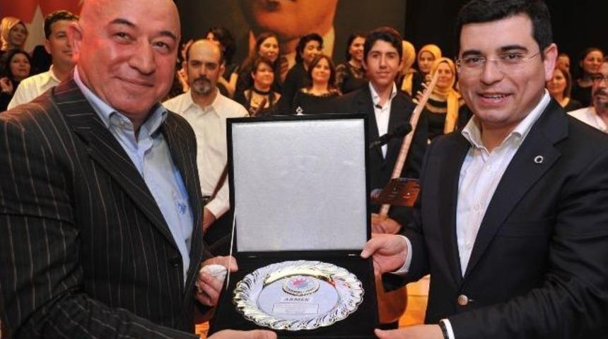 Akmek Korosu Ayakta Alkışlandı