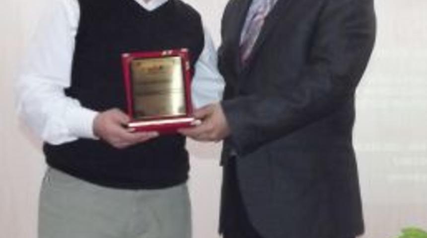 Yazar Kaya: Mehmet Akif Ersoy Alkışlanmayı Sevmezdi