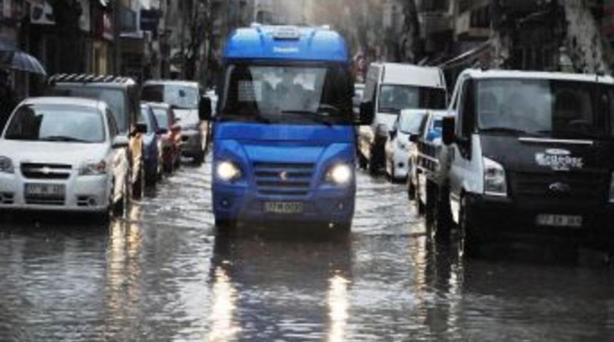Yalova Yağmura Hazırlıksız Yakalandı