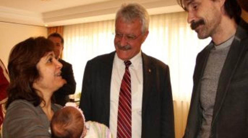 Behzat &Ccedil;., Kadın Sığınma Evine 5 Bin TL Bağış Yaptı