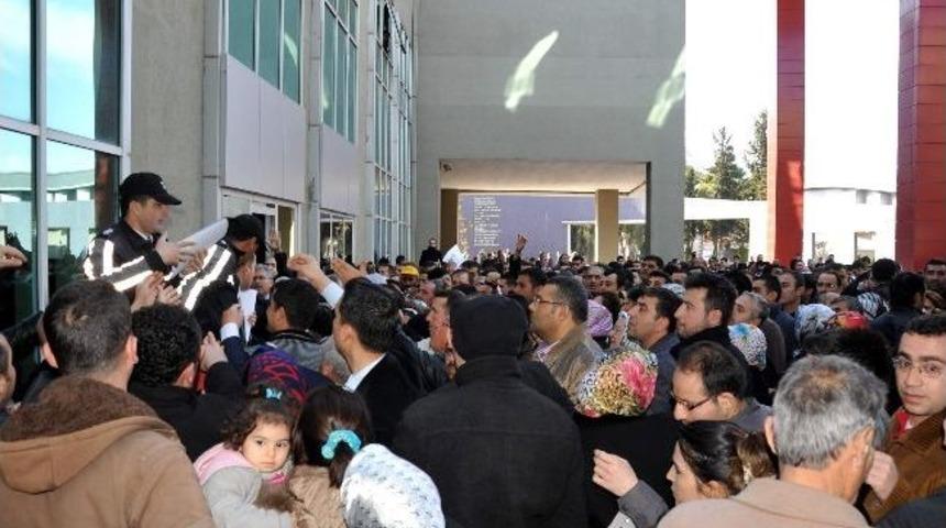 Ucuz Konut İ&ccedil;in Vatandaşlar Şahinbey Belediyesine Akın Etti