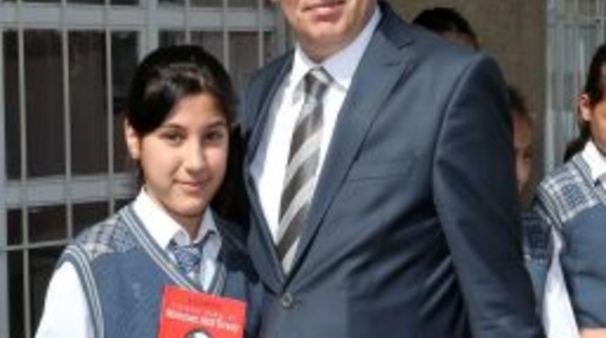 Denizli Belediyesi &Ouml;ğrencilere Mehmet Akif'i Anlatan Kitap Dağıtıyor