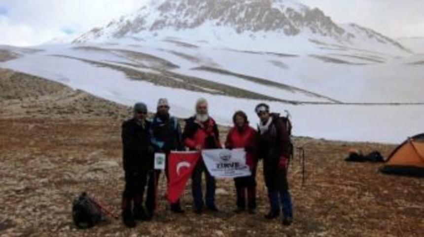 Sel&ccedil;uk&rsquo;lu Dağcılar, Kızlar Sivrisi Zirvesinde