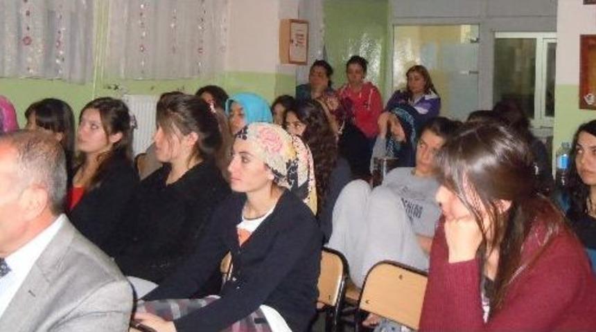 &Uuml;nevirsite &Ouml;ğrencilerine Bağımlı Yapıcı Maddelerin Zararları Anlatıldı