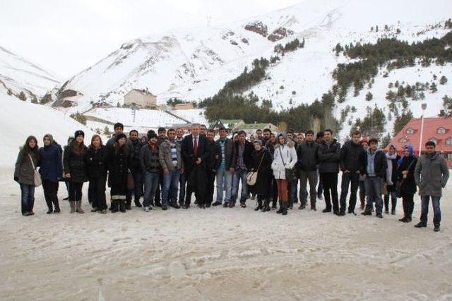 Atatürk Üniversitesi Öğrencileri Palandöken’e Çıkrama Yaptı