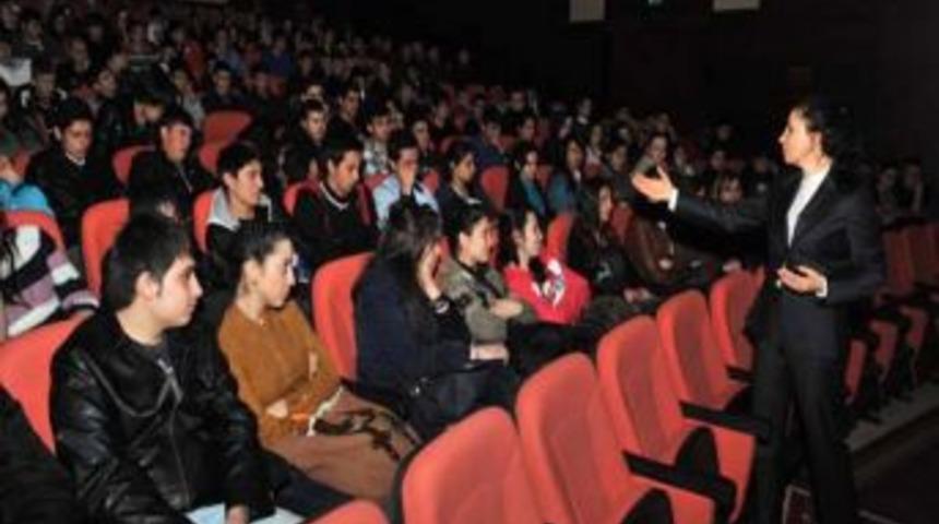 Uşak'ta 2 Bin 500 &Ouml;ğrenciye Sınav Stresini Yenme Seminerleri Verildi