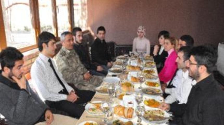 Albay Yaşar &Uuml;niversite &Ouml;ğrencilerini Konuk Etti