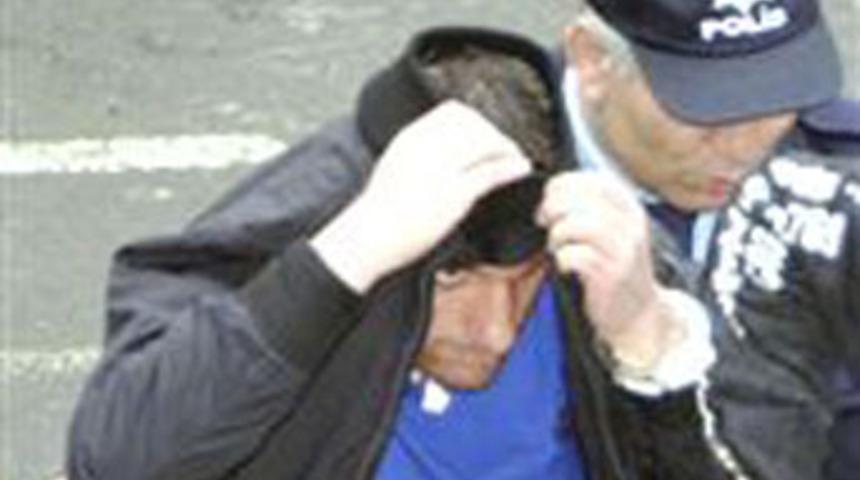 Zorla otomobile bindirdi, tecav&uuml;ze kalkıştı