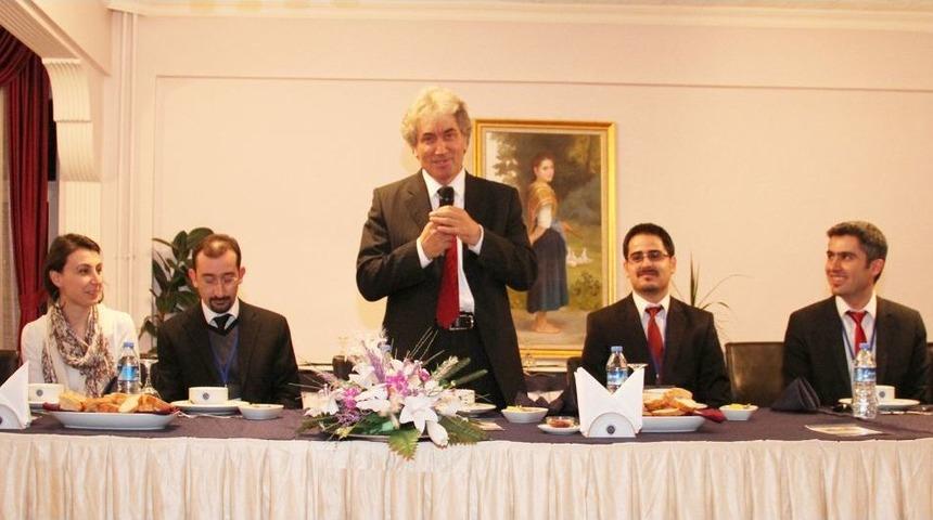 AR&Uuml; &Ouml;ğrencilerinden, G&uuml;venli Internet Projesine Halaylı Kutlama