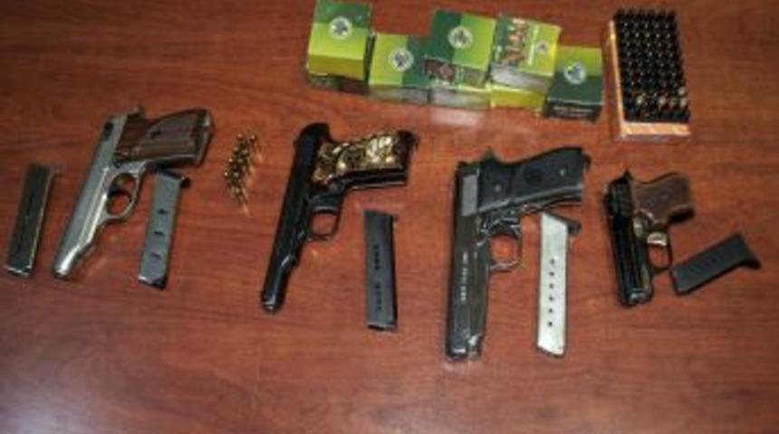 Kadınların &Ccedil;aldığı Silah Ruhsatsız &Ccedil;ıktı, Ev Sahibine De Yasal Işlem Yapıldı