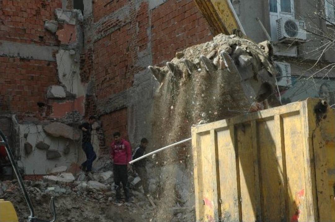 &Ccedil;orlu`da Tehlikeli Yıkım