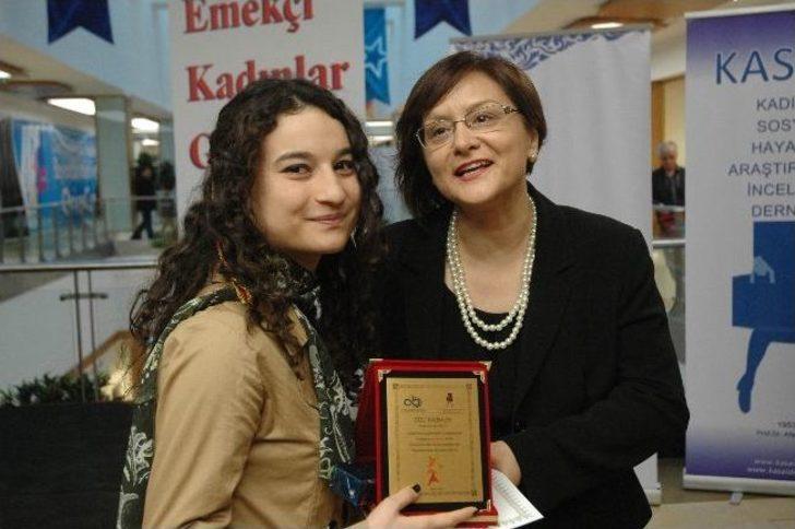 Gizli Kalemler Ödüllendirildi G1