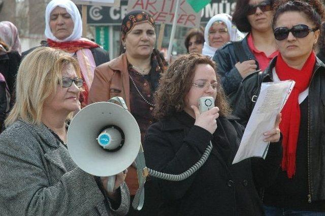 Çorlu Emekçi Kadın Platformu`ndan Basın Açıklaması