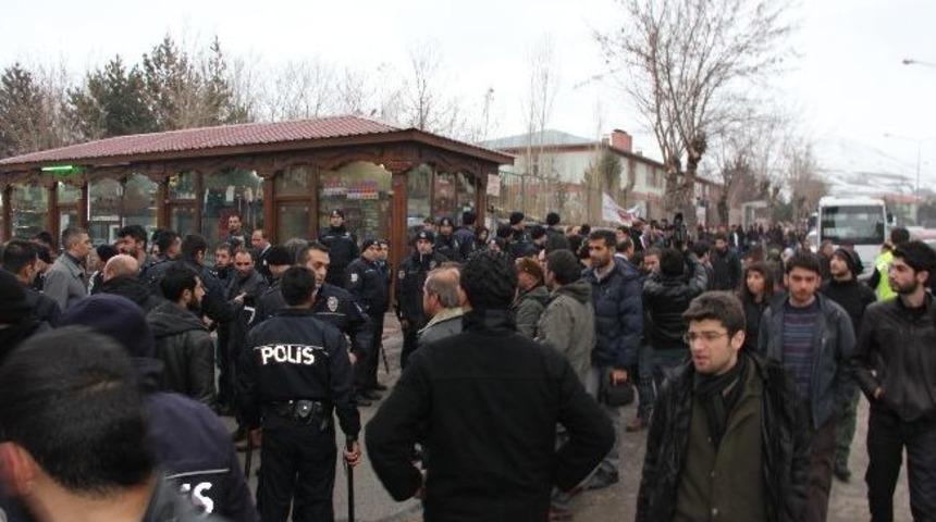 Aranan Ş&uuml;pheliyi Yakalamaya &Ccedil;alışan Polis Ekipleri Saldırıya Uğradı